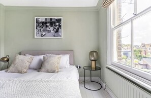 2 habitaciones, tabla de planchar con plancha y cuna de viaje 