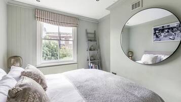 2 bedrooms, iron/ironing board, travel crib, free WiFi