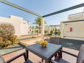 Outdoor dining - Modern apartment. Swimming pool and terrace. Right on the beach in Corralejo - Home For Guest (Corralejo)