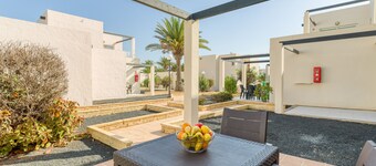 Modern apartment. Swimming pool and terrace. Right on the beach in Corralejo - Home For Guest