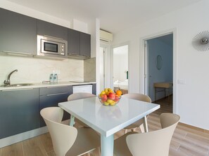 Fridge, microwave, coffee/tea maker, electric kettle - Modern apartment. Swimming pool and beachfront. Corralejo (Corralejo)