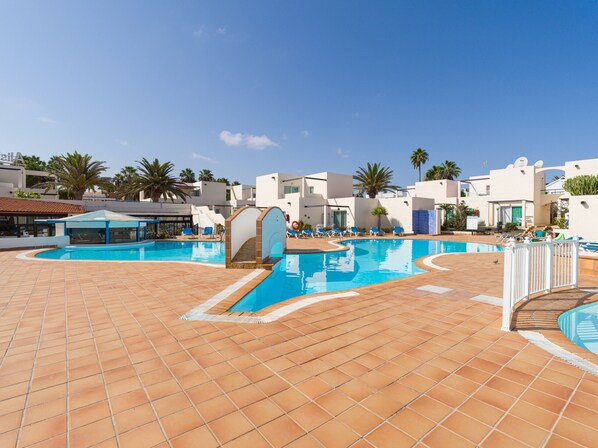 Pool - Modern apartment. Swimming pool and beachfront. Corralejo (Corralejo)