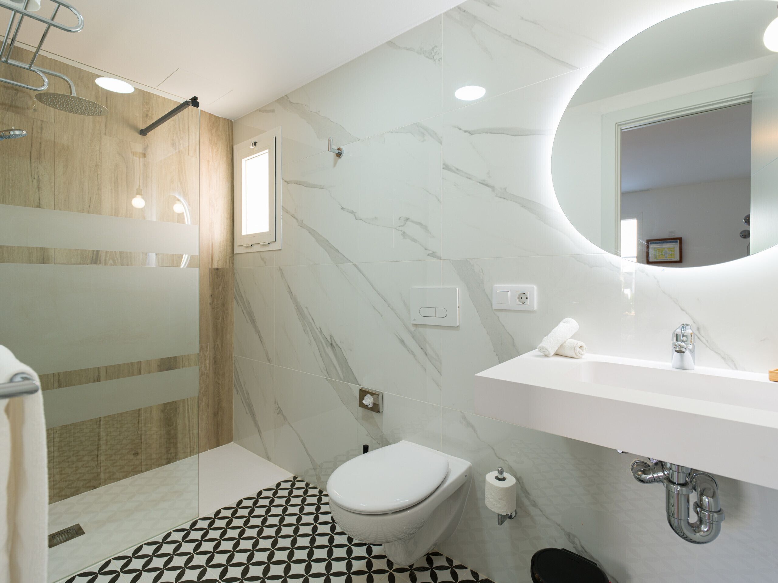 Een douche, een haardroger, handdoeken