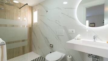 Een douche, een haardroger, handdoeken