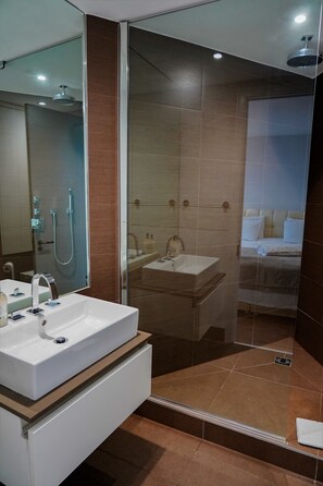 Luxury Apartment | Bathroom | Separate tub and shower, deep soaking tub, rainfall showerhead - GWQ Luxe (Portsmouth)