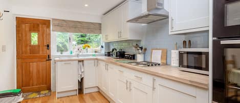 Cottage | Private kitchen | Fridge, dishwasher, electric kettle, toaster