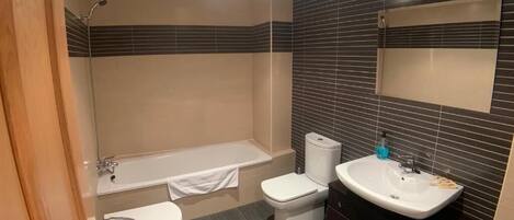 Dusche, HandtĂŒcher, Seife, Toilettenpapier