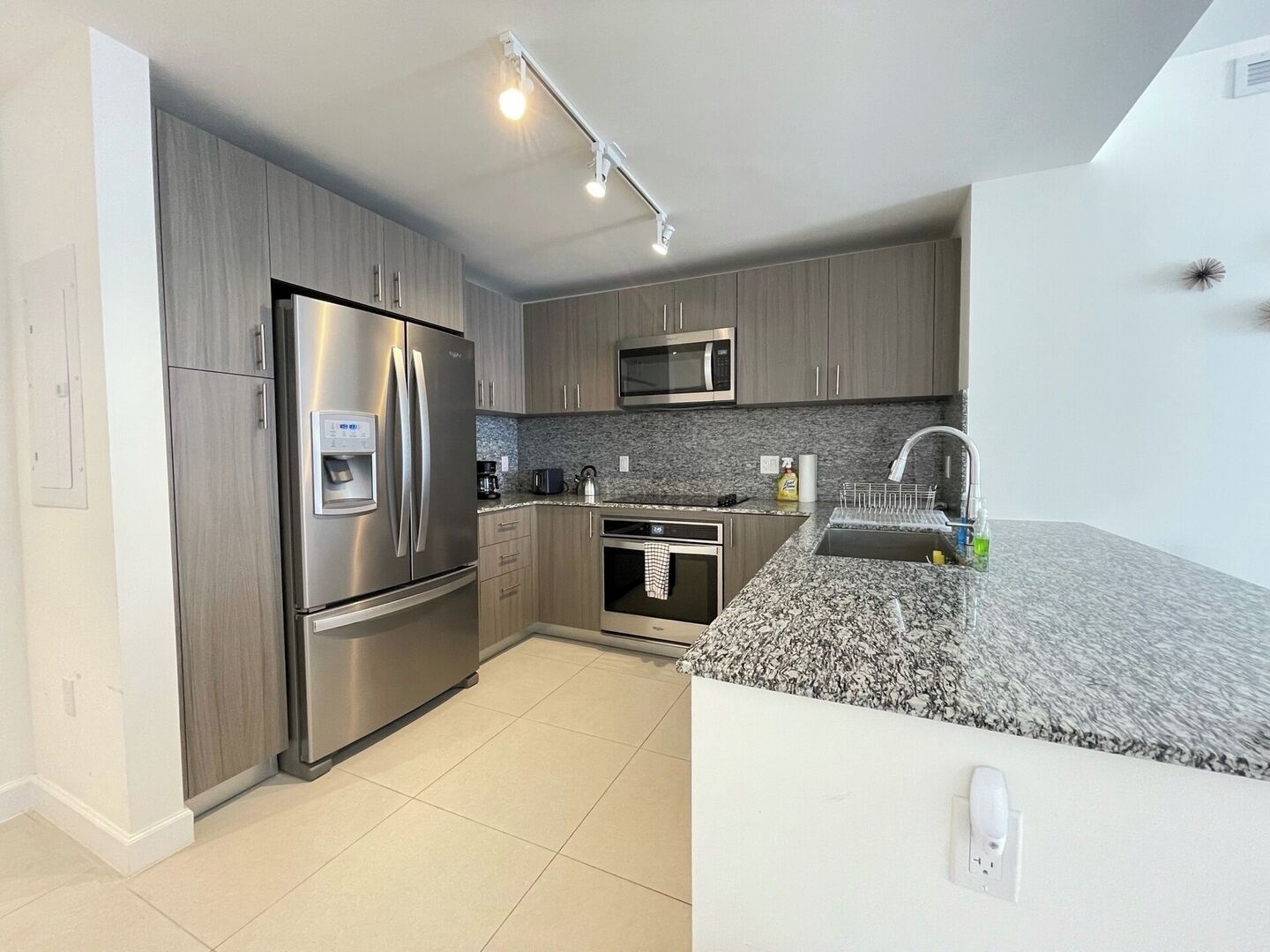 Refrigerador, microondas, horno y parrilla de estufa 