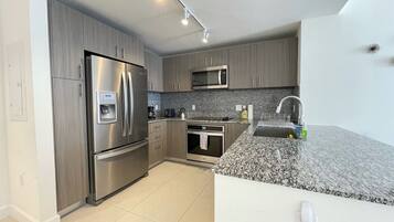 Refrigerador, microondas, horno y parrilla de estufa