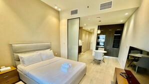 Apartment (0 Bedroom) | Living area | 0-cm plasma TV with satellite channels, TV - Brand new Studio With Balcony at Park View (Dubai)