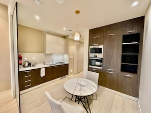 Apartment (0 Bedroom) | Private kitchenette | Microwave, oven, dishwasher, toaster