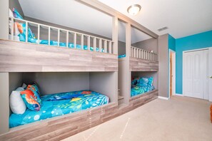 6 bedrooms, desk, iron/ironing board, WiFi