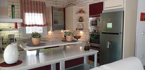 Kjøleskap, mikrobølgeovn, ovn og kokeplater