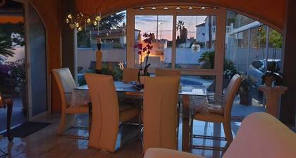 Beautiful vacation home with studio and pool in Empuriabrava