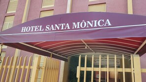 Entrada de un hotel con un letrero que dice "HOTEL SANTA MÔNICA".