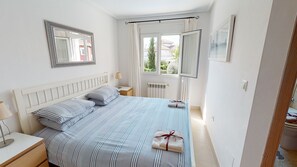 3 室のベッドルーム、WiFi (無料)、ベッドシーツ