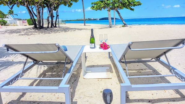 Sur la plage, chaise longue, serviettes de plage