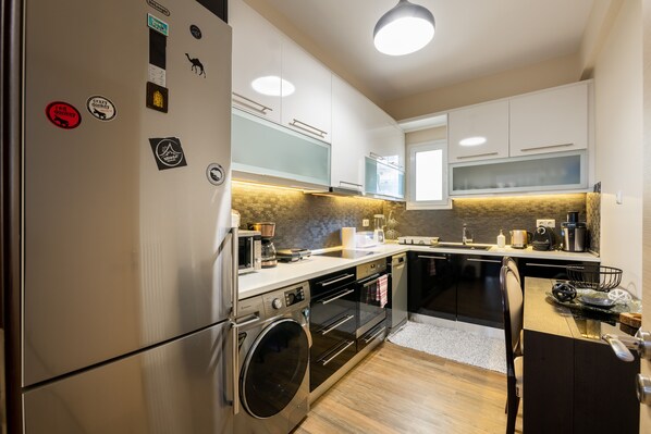 City Apartment | Private kitchen | Full-sized fridge, microwave, oven, dishwasher