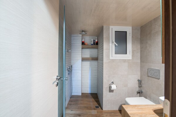 City Apartment | Bathroom | Shower, free toiletries, hair dryer, towels - 2br renovated flat close to metro (Athens)