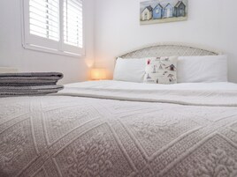 Cottage | 3 bedrooms, individually decorated, individually furnished, desk