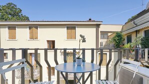 A balcony with a round table, two white chairs, and a potted plant. - Casa Ambra tranquility in the city center ⭐️⭐️⭐️⭐️⭐️ (Padova)