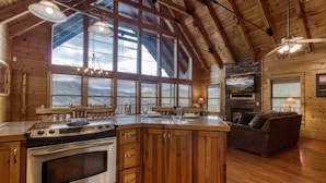 Un'ampia cucina con una grande isola, mobili in legno e un forno a incasso.
