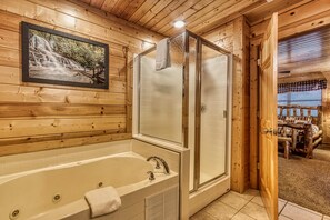 Douche, baignoire à jets, serviettes fournies