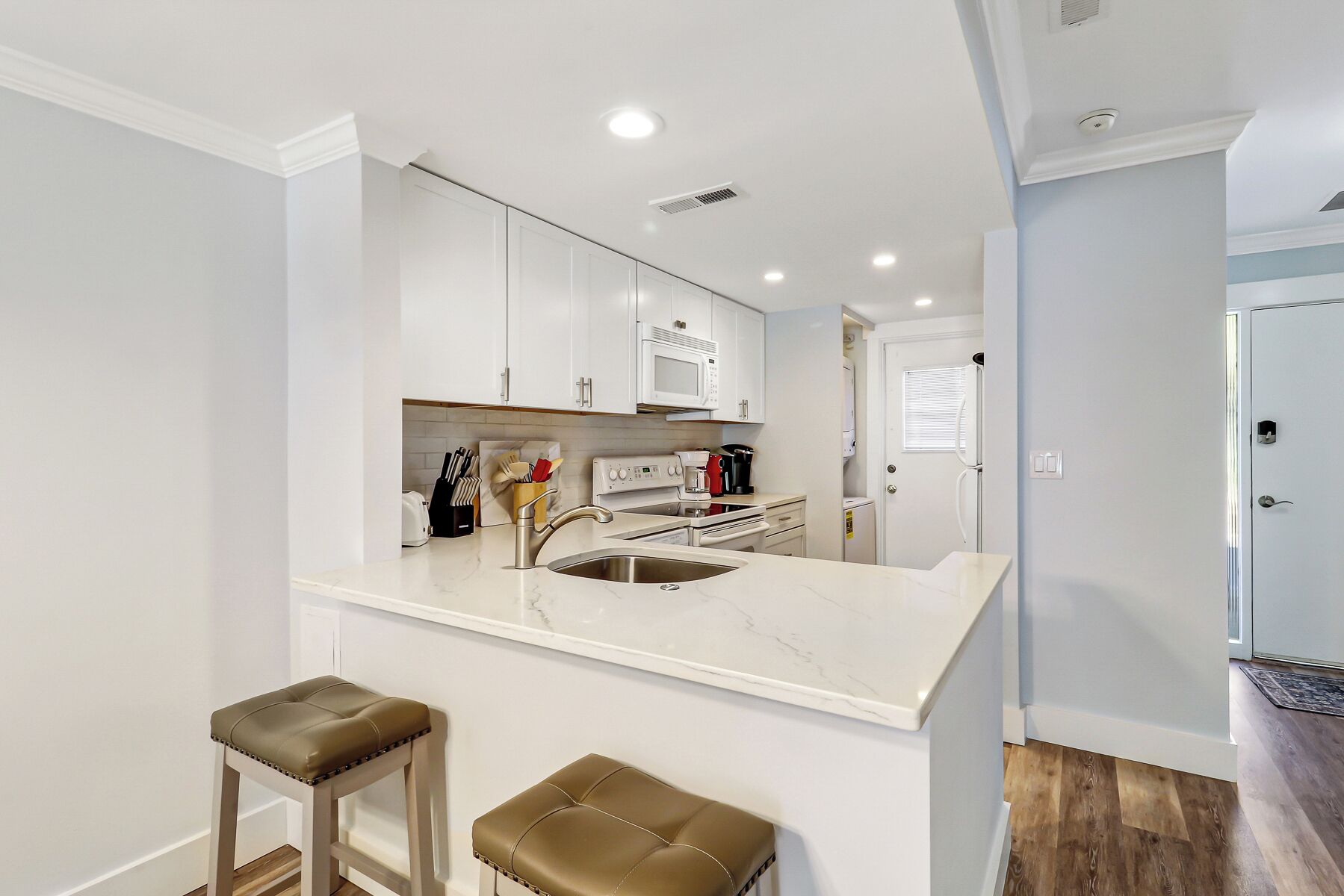 Een koelkast, een magnetron, een oven, een kookplaat