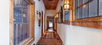 Counts Creek Cabin -Gorgeous Luxury Home on Mill Creek in the Paradise Valley