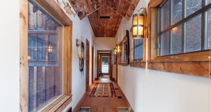 Counts Creek Cabin -Gorgeous Luxury Home on Mill Creek in the Paradise Valley