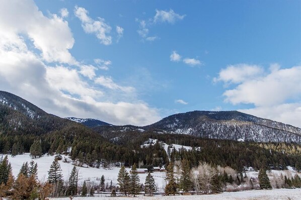 Un paisaje montañoso con laderas nevadas y cielo despejado.