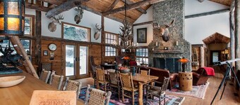 Counts Creek Cabin -Gorgeous Luxury Home on Mill Creek in the Paradise Valley