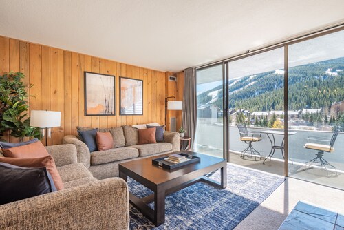 Large nicely appointed condo, giant deck, free WiFi, Heated garage parking