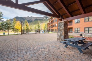 Outdoor dining - Steps away from Super Bee Lift, wifi, underground parking (Copper Mountain)