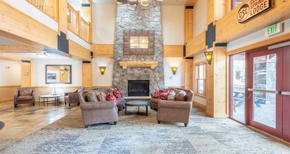 Steps away from Super Bee Lift, wifi, underground parking