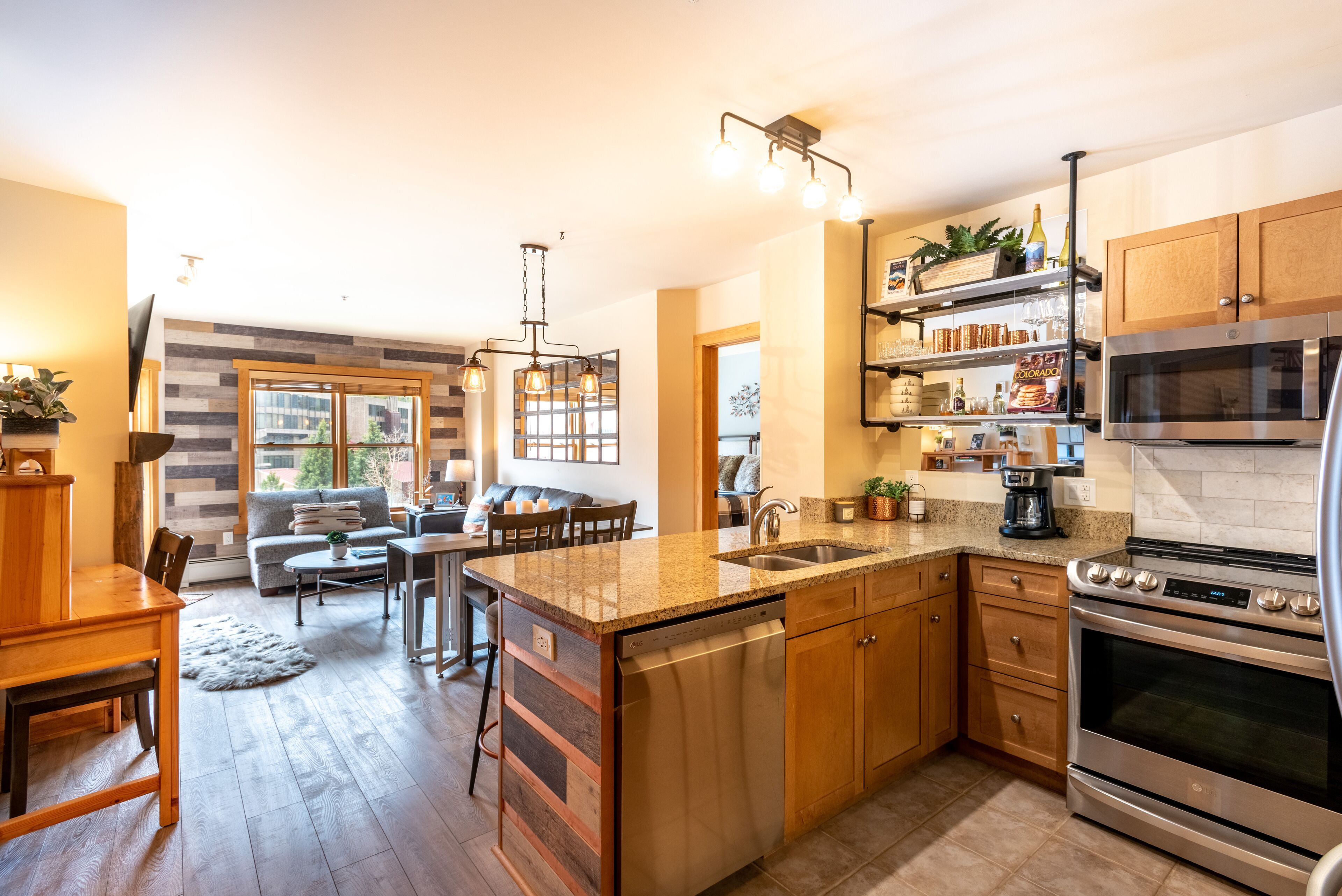 Jääkaappi, mikroaaltouuni, uuni, liesi