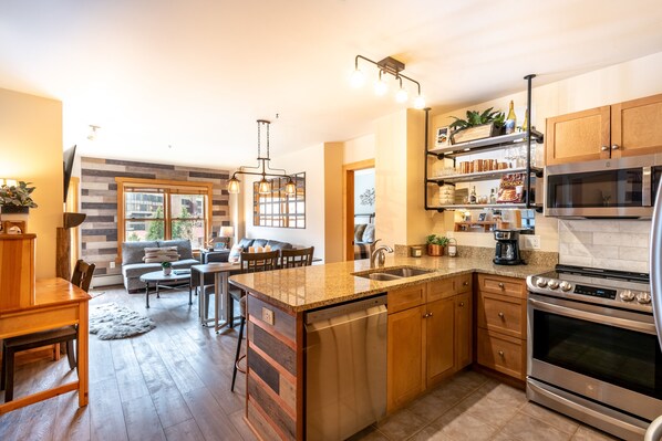 冷蔵庫、電子レンジ、オーブン、コンロ