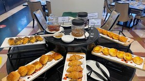 A breakfast buffet with various pastries and jams. - Garden Hotel Muscat (Muscat)