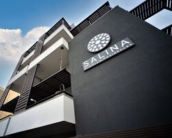 Un edificio con un cartel que dice "SALINA Premium Residences".