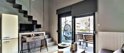 Loft de diseñador | Área de sala de estar | Smart TV de 40 pulgadas con canales digitales, televisión y Netflix