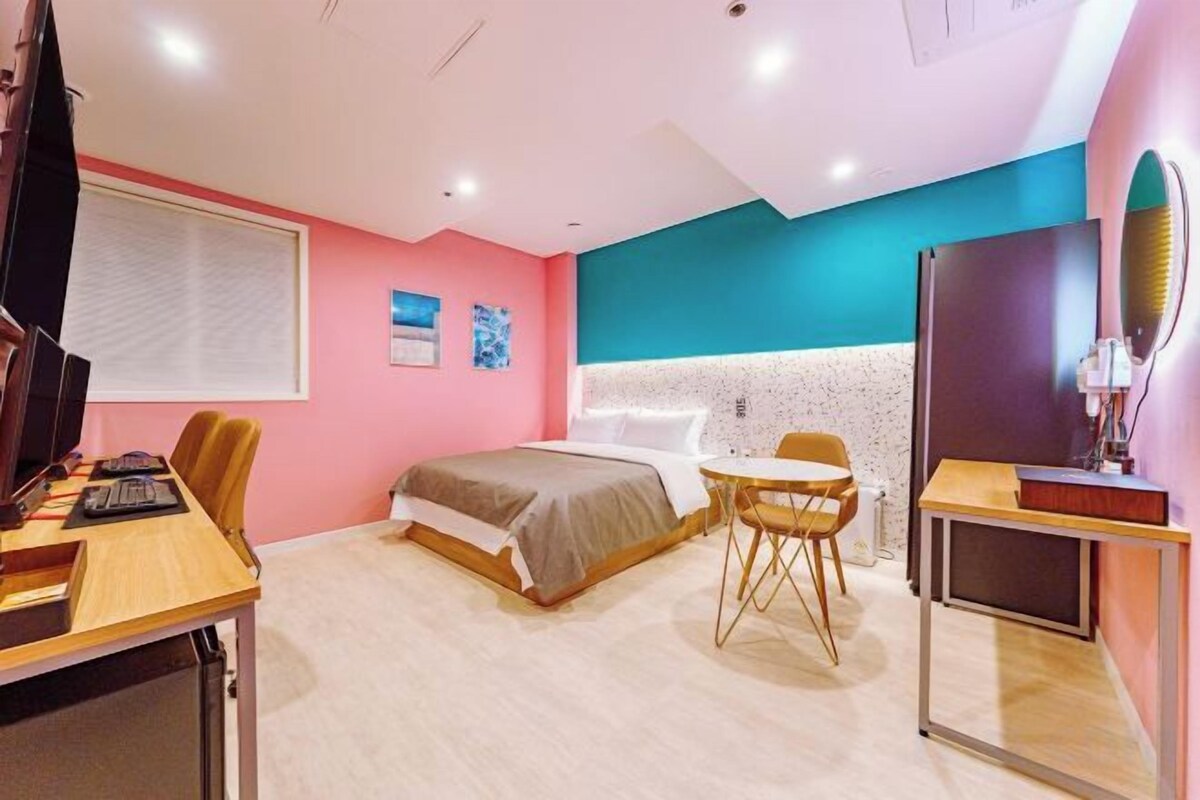 Desk, soundproofing, WiFi (free), bed sheets