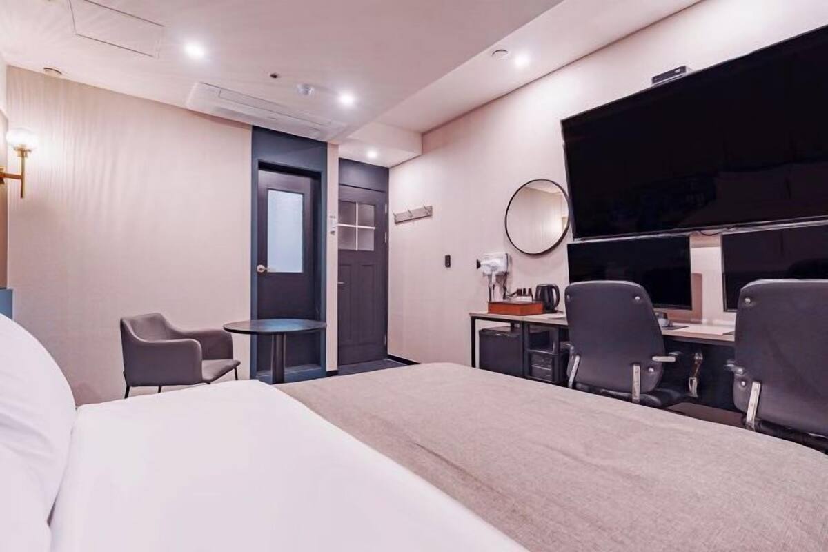 Desk, soundproofing, WiFi (free), bed sheets