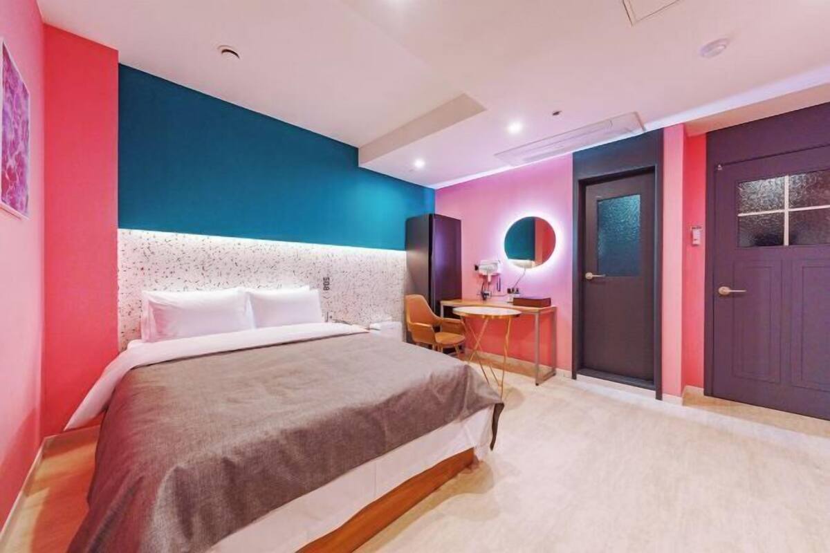 Desk, soundproofing, WiFi (free), bed sheets