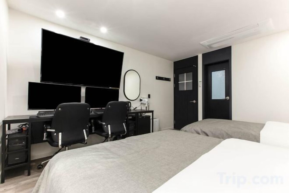 Desk, soundproofing, WiFi (free), bed sheets