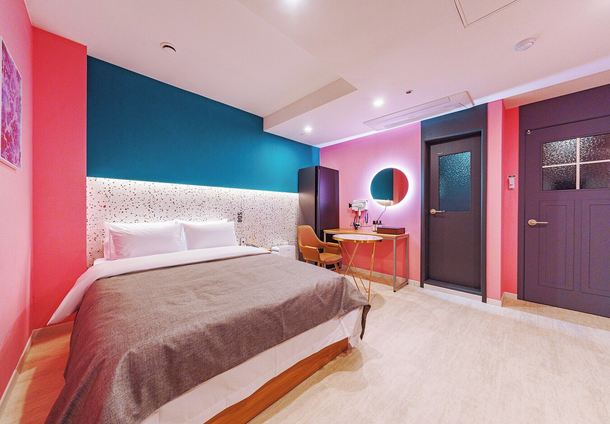 VIP Room (Korean Food Service) | Desk, free WiFi, bed sheets