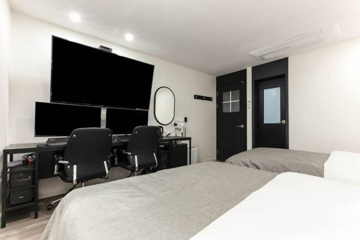 Desk, soundproofing, WiFi (free), bed sheets