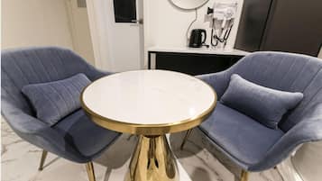 VIP Room (Korean Food Service) | Schreibtisch, kostenloses WLAN, Bettwäsche