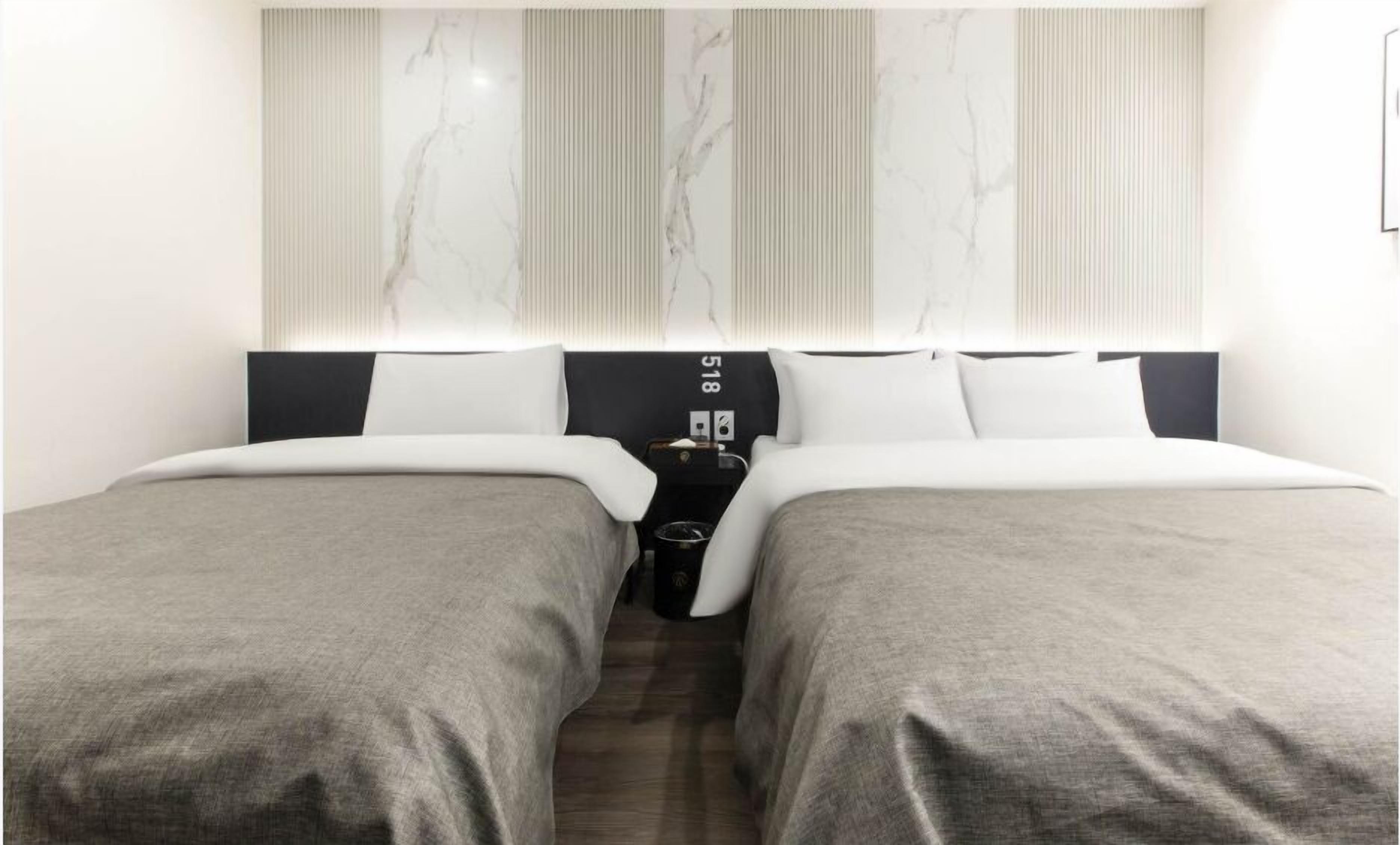 Deluxe Twin Room | Bathroom | Slippers