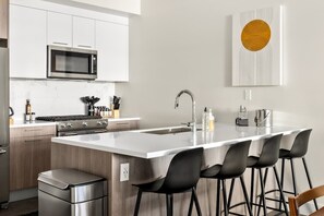 Réfrigérateur, four à micro-ondes, un four, surface de cuisson