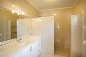 Dusche, Haartrockner, Handtücher, Toilettenpapier